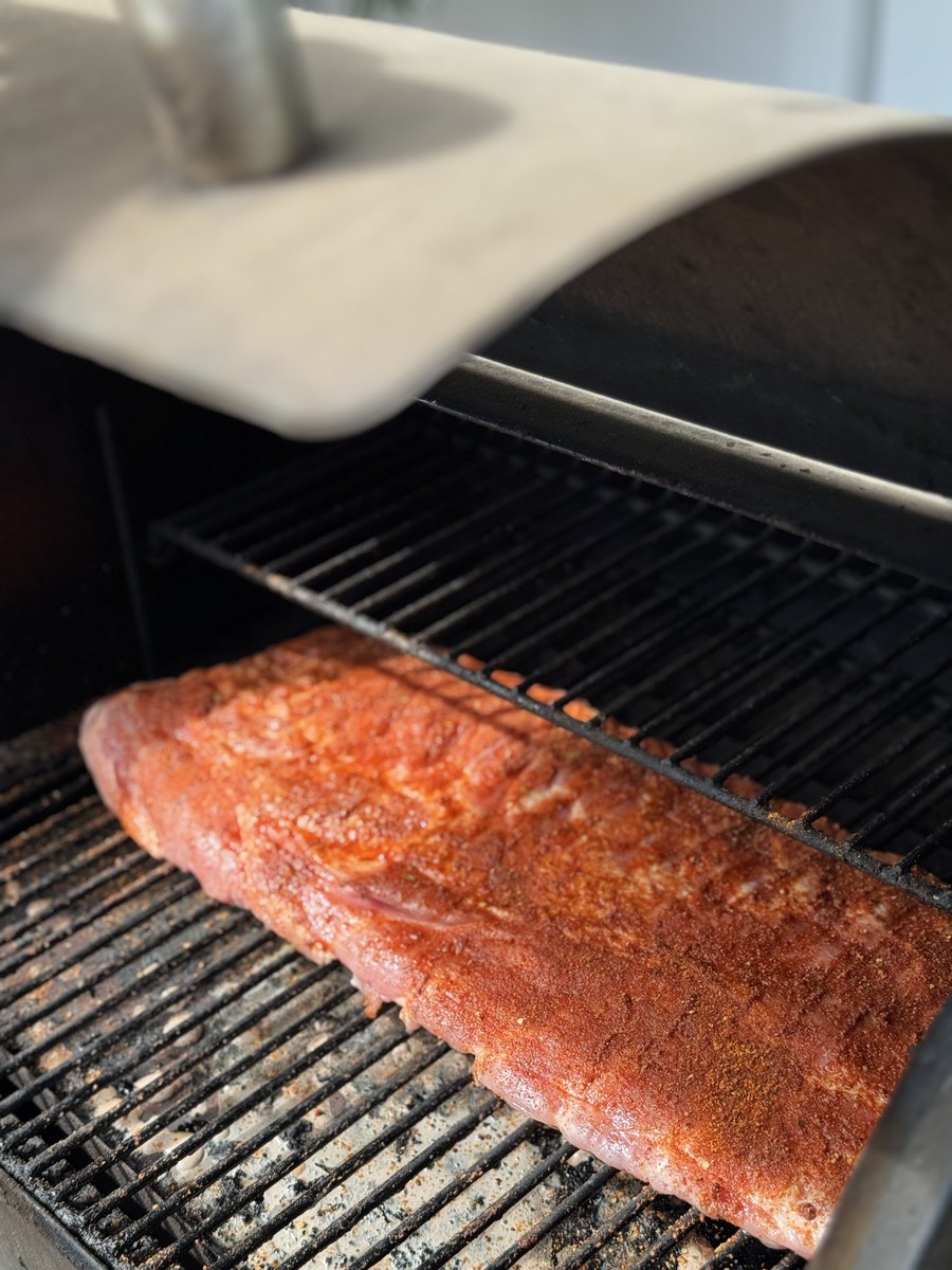 Ribs are in the smoker, New Years Eve NEEDS meat to be celebrated adequately

 🍖