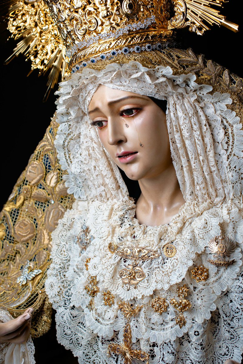 Llega un nuevo año, y llega un nuevo mes, el de ella, el de la Virgen.

Es enero, mes de Santa María Reina de la Paz.

#CofradíasMLG