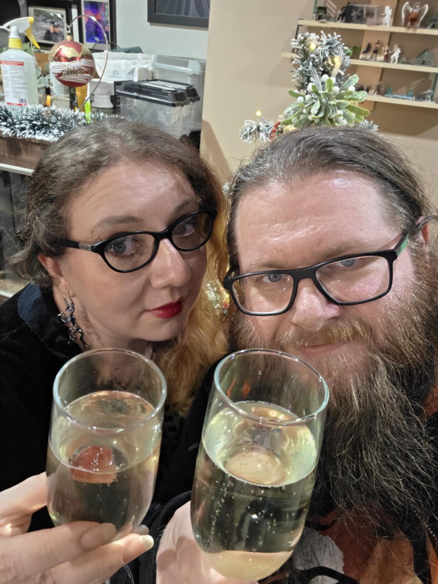 Happy New Year to all beautiful people of the Internet! Love you all.