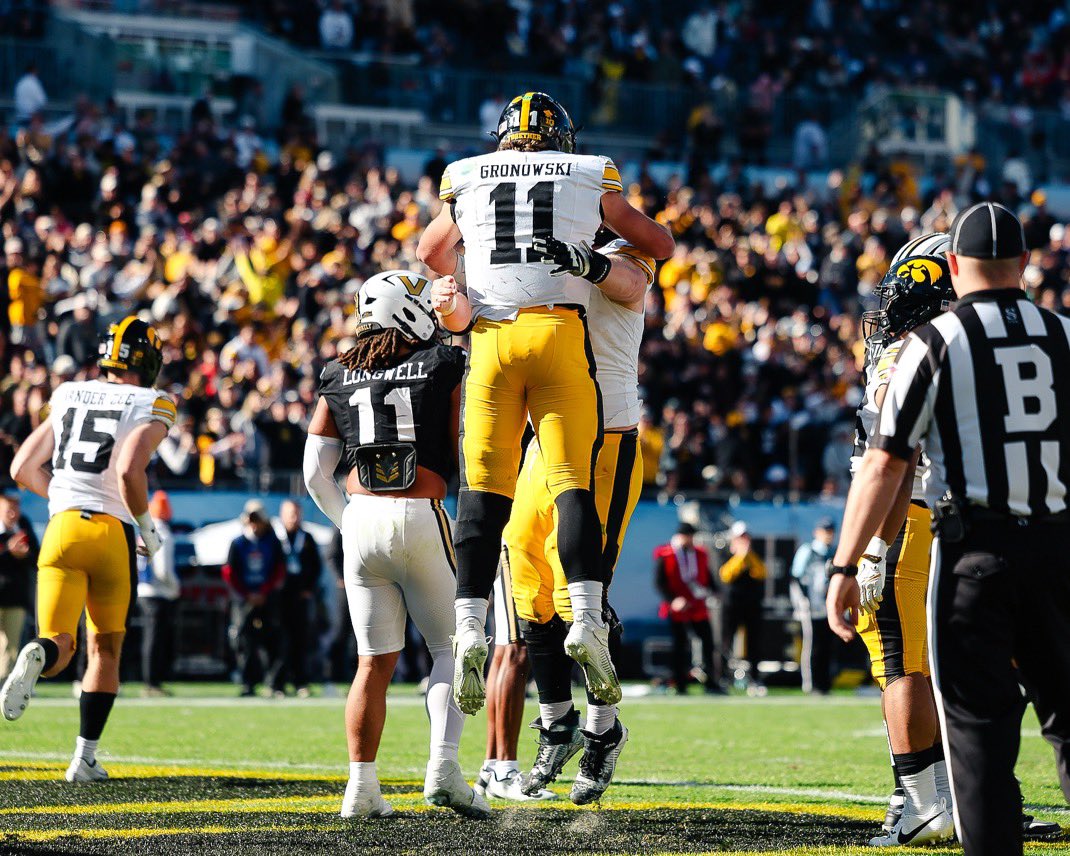 CashCing's tweet image. RT/LIKE FOR LATE NIGHT POD 👑

8-0 (100%) CFB RUN 🔥

Iowa +3.5 -120 ✅
Duke -2.5 -120 ✅
Utah -14 -115 ✅
NC State -9 -110 ✅
George Washington -3 -110✅
Mercer +3.5 -110 ✅
Charleston +3.5 -110  ✅

6-1 +10 units on the day 👑