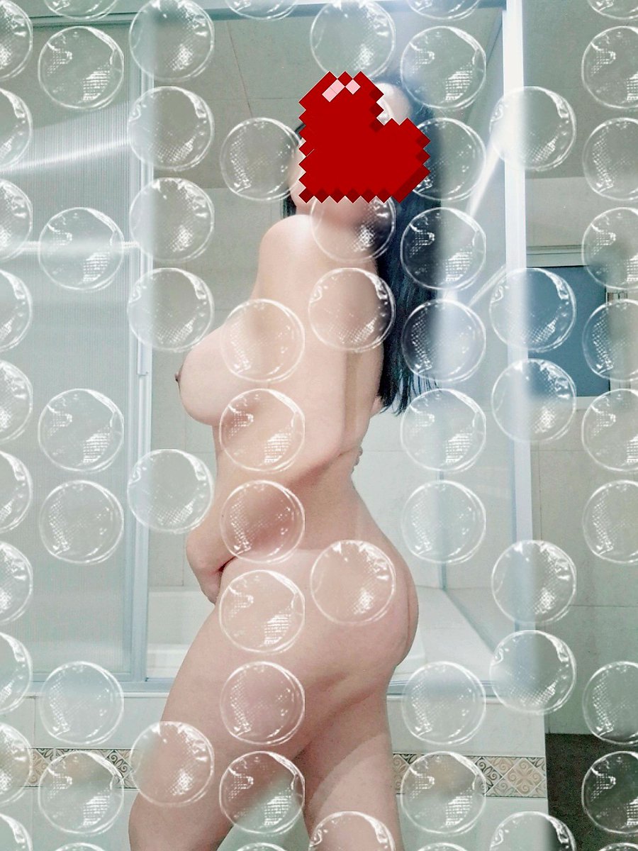 Ven acompáñame a darme mi último baño del año... Y aprovecho para desearles una bonita noche y un maravilloso 2026! Que se cumplan todos sus propósitos y que sigamos igual de cachondos! 
Besos y abrazos!!💋🤗🫶🎉✨️
#FelizAnoNuevo2026 
#HotwifePotosina