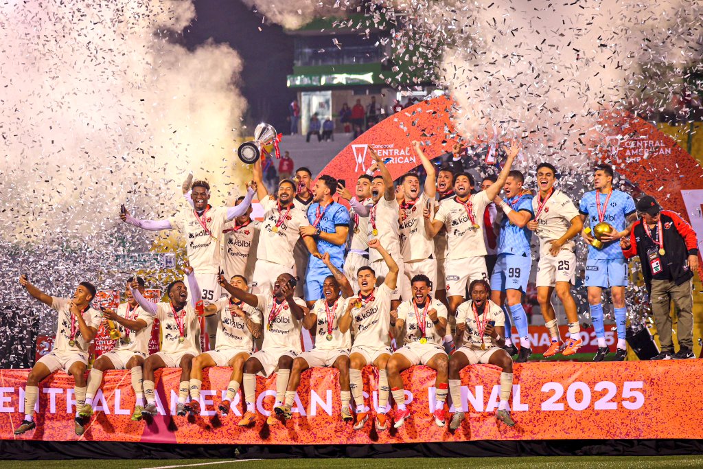 ProfeLDA_'s tweet image. Gracias por todo, 2025. Que el próximo año sea aún mejor. ❤️🖤⭐

Pasen un feliz año nuevo, familia rojinegra. 🦁