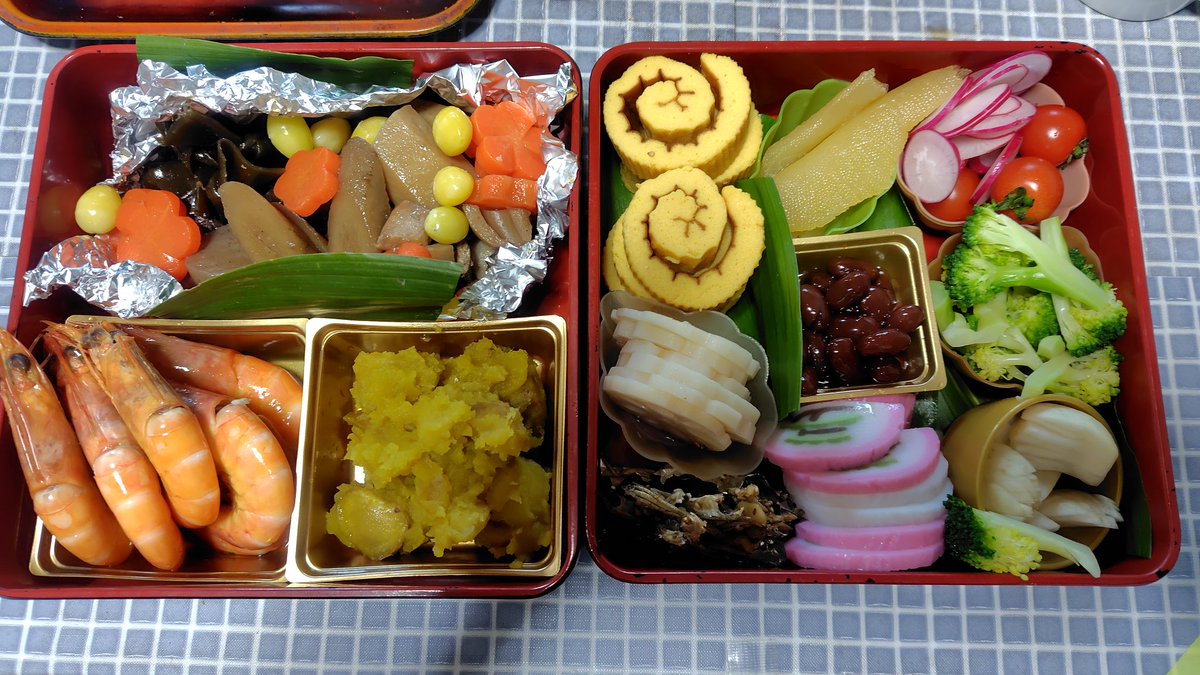 junjun417's tweet image. あけましておめでとうございます～
実家からの初日の出と、おせちをおかんと一緒につめました。
このあと、蓋閉めたのに、色々追加されたのは、おかんクオリティ（笑）

今年もよい年になりますように。
B'zのツアー、二次が取れますように！（一次は全滅orz）