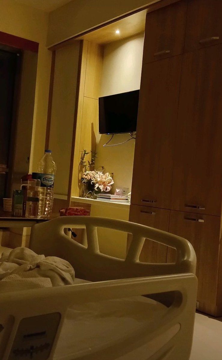 Ben bu yılı;
Kaybettiğimde üzülecek kadar kimseyi sevmemeyi,

Kimseden birşey beklememeyi, 

Sevgiyi gerçek kılan şeyin mücadele olduğunu,

Allahtan başka kimsenin kalıcı olmadığını öğrenerek kapatıyorum...
Nokta.