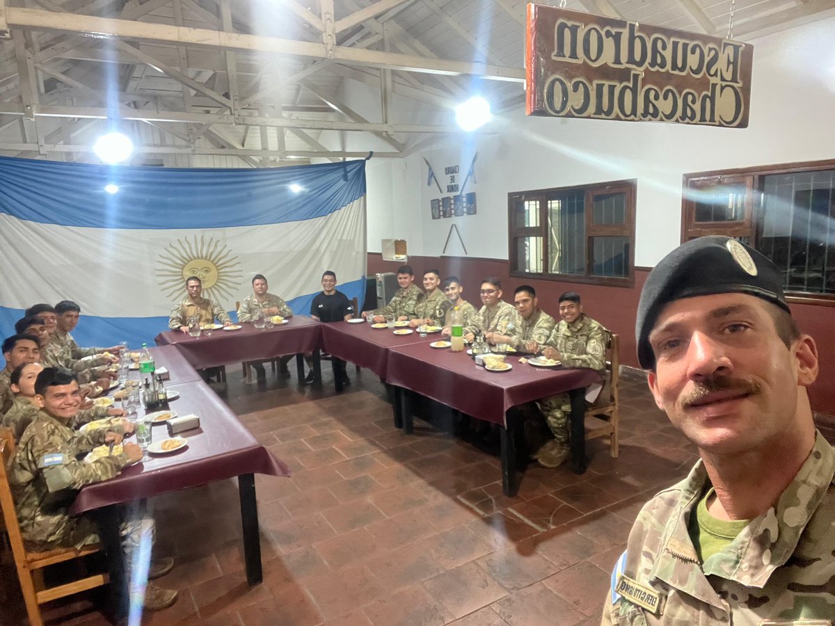 Granaderosarg's tweet image. De esta forma los miembros de nuestro Regimiento de Granaderos a Caballo “General San Martin” celebran la víspera de Año Nuevo de guardia en la Quinta Presidencial de Olivos.

#FelizAñoNuevo #AñoNuevo2026 #FelizAñoNuevo2026 #Feliz2026 #FelicesFiestas