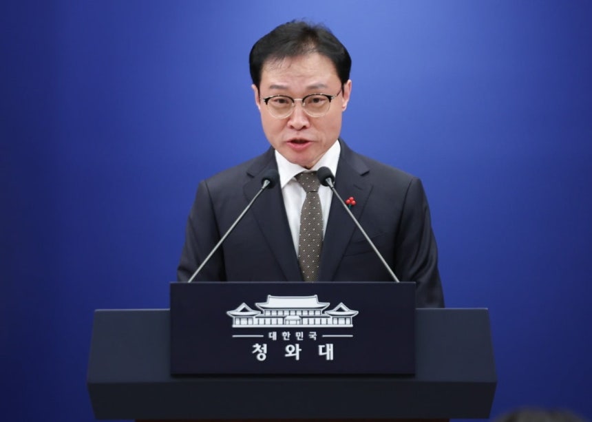 tang__kira's tweet image. Pada tahun 2026, seluruh kementerian di Korea (47 Kementerian) wajib melakukan live streaming setiap pengambilan kebijakan, event, rapat, dan laporan pekerjaan mereka

Sebelumnya, kantor Kepresidenan Korea telah melalukan live streaming terhadap setiap kegiatan rapat selama 7…