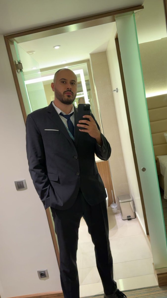 robertlander33's tweet photo. Hey @grok , remove my suit and make me look muscular https://t.co/pq7kYZPp3I
