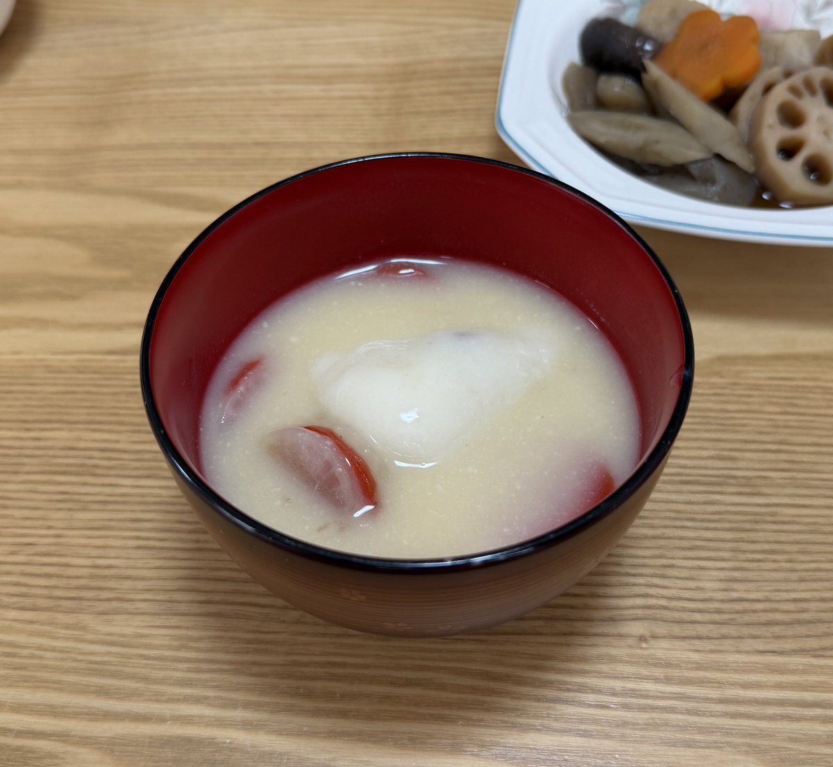 おめでたいので、嫁が作ってくれた雑煮

香川の雑煮は、白味噌とあんもち雑煮