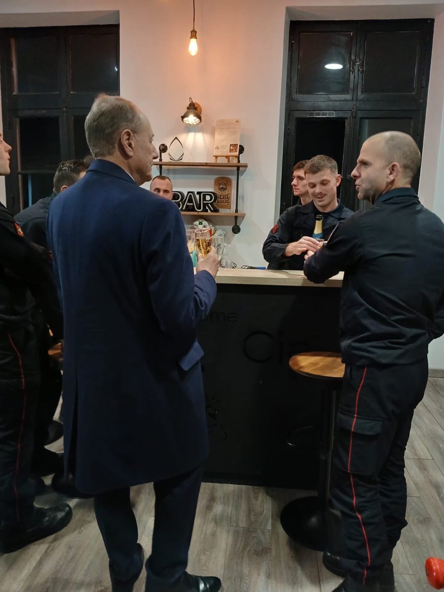 . <a href="/Philippe_Goujon/">Philippe Goujon</a>, Maire de #Paris15, en visite ce soir au commissariat central du 15e et à la caserne de pompiers Violet en soutien aux femmes et hommes qui nous protègent nuit et jour tout au long de l’année. Immense merci à ces « soldats de la vie » <a href="/prefpolice/">Préfecture de Police</a> <a href="/PompiersParis/">PompiersParis</a>