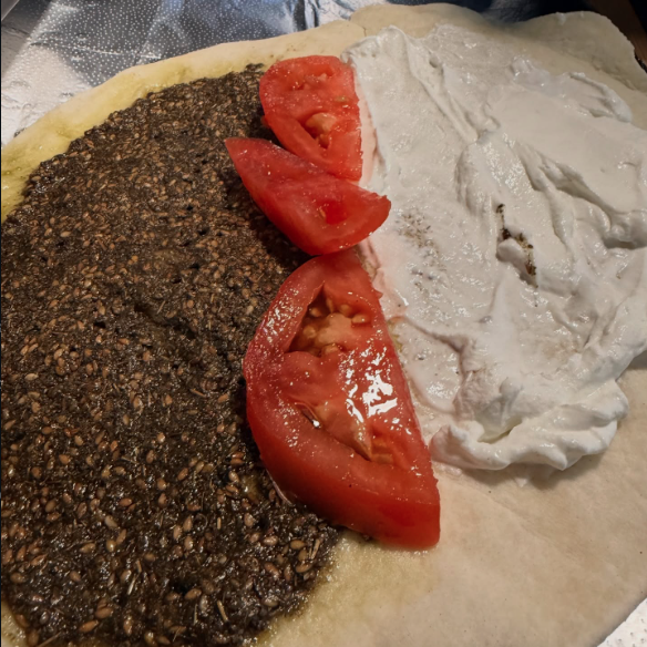 thymemachine_fl's tweet image. #ThymeMachine begins where hunger turns into longing. #Zaatar melts into labneh, tomatoes breathe their #sweetness, and time slows with every bite. This is love without asking, simple, deep, and true, the kind #Fayrouz would sing to at dawn. You eat, you remember.
