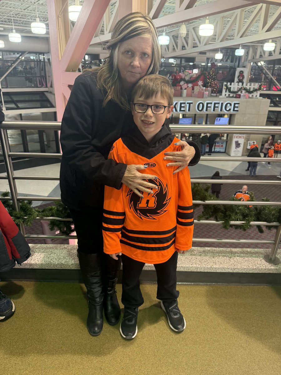 Autumn_Steed's tweet photo. NYE hockey night! #LetGoKomets 🧡🖤 https://t.co/CMGcHRNdDG