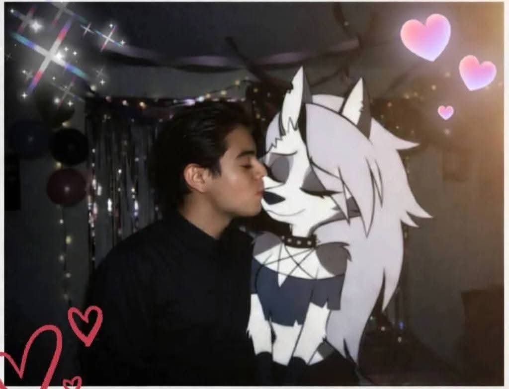 Cesar353528's tweet photo. Un año se va, y otro llega, y yo lo recibo con mi loba 🐺❤️ 
#HappyNewYear #loonahelluvaboss #FinDeAño2025 #HelluvaBoss https://t.co/ShM027S6ME
