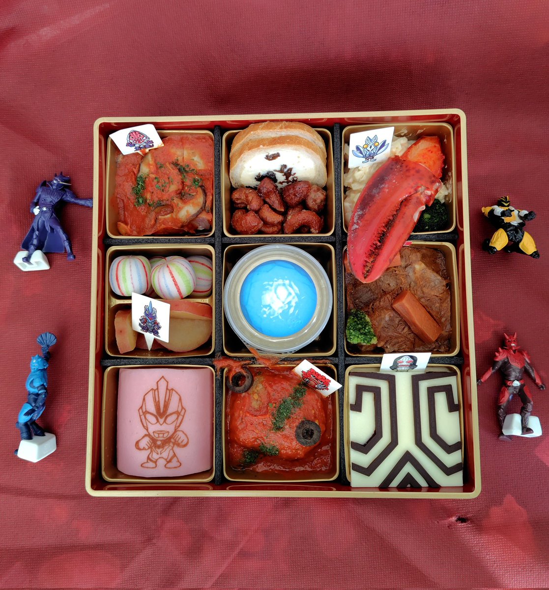 明けましておめでとうございます🎉
今年もよろしくお願いします(^^)
ウルトラマンおせちいただきます！