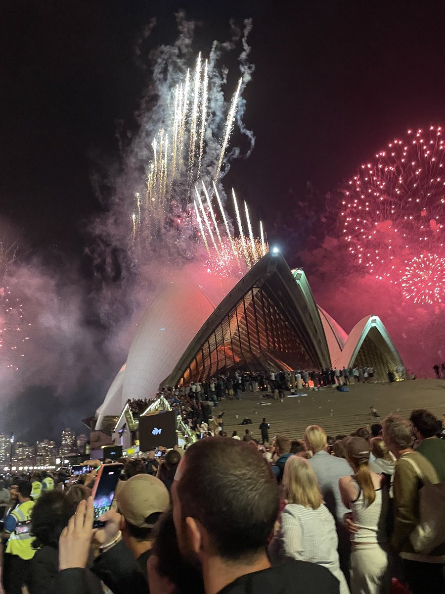 シドニーよりあけましておめでとうございます。ただいまオペラハウスのカウントダウン花火を12時間待ってみてきました。圧巻でした。