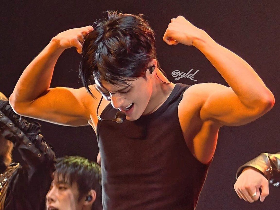 flexing idol tweet media