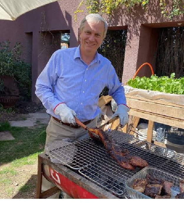 #Añonuevo2026
Ustedes le confiarían algo tan sencillo como un asado a este caballero????
No  Cierto ???!!! 
Entonces como  conchasdesumadre le confían el país a un Cuico culiao flojo he inservible!!!!