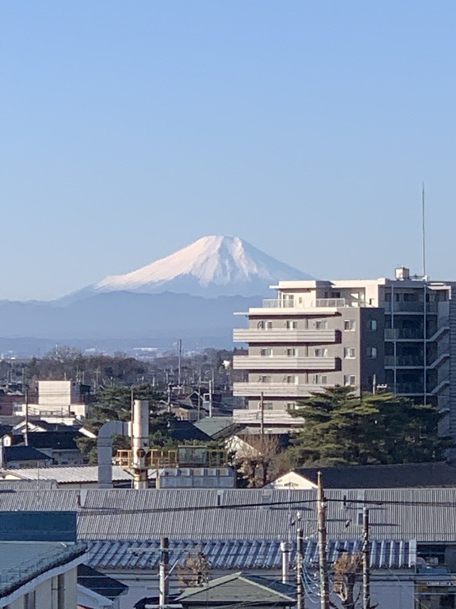ev_daygoldrush's tweet photo. あけましておめでとうございます。
今年もよろしくお願いします。

本社が入ってる建物の屋上から見える富士山が素敵！

今年も元気に働こう！ 笑 https://t.co/PikJO3Tbej