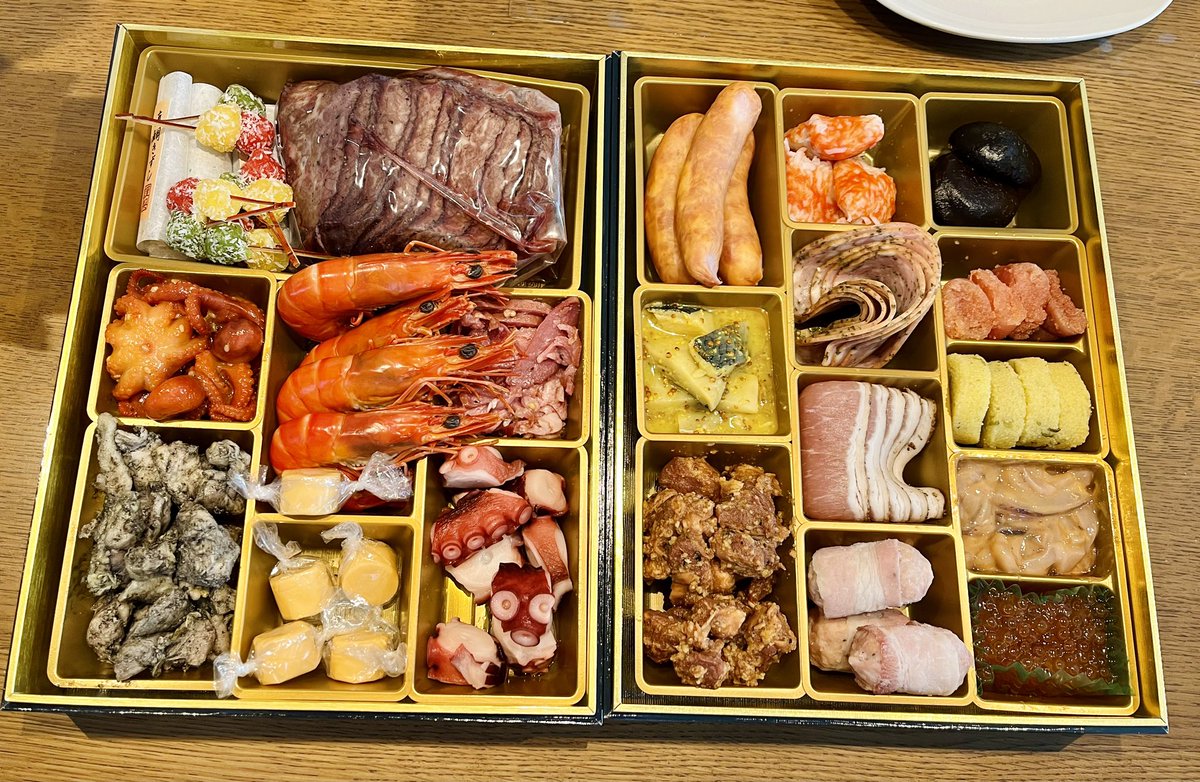 おはようございます〜！
今年のおせちは酒ガチャのクランドさんところで頼みました！
めっちゃ美味しい😋ローストビーフうっま！全部めっちゃ美味しい！夜にお酒と共にゆっくり食べる…！！！
#クランド