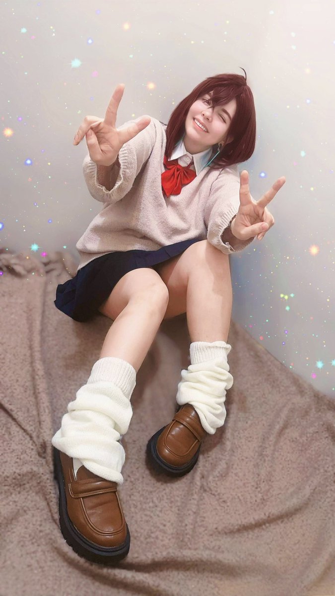 Пришла на праздник в гости, а на меня примерили весь шкаф с косплеями. Понравилось 🧡

С Новым годом 🌟