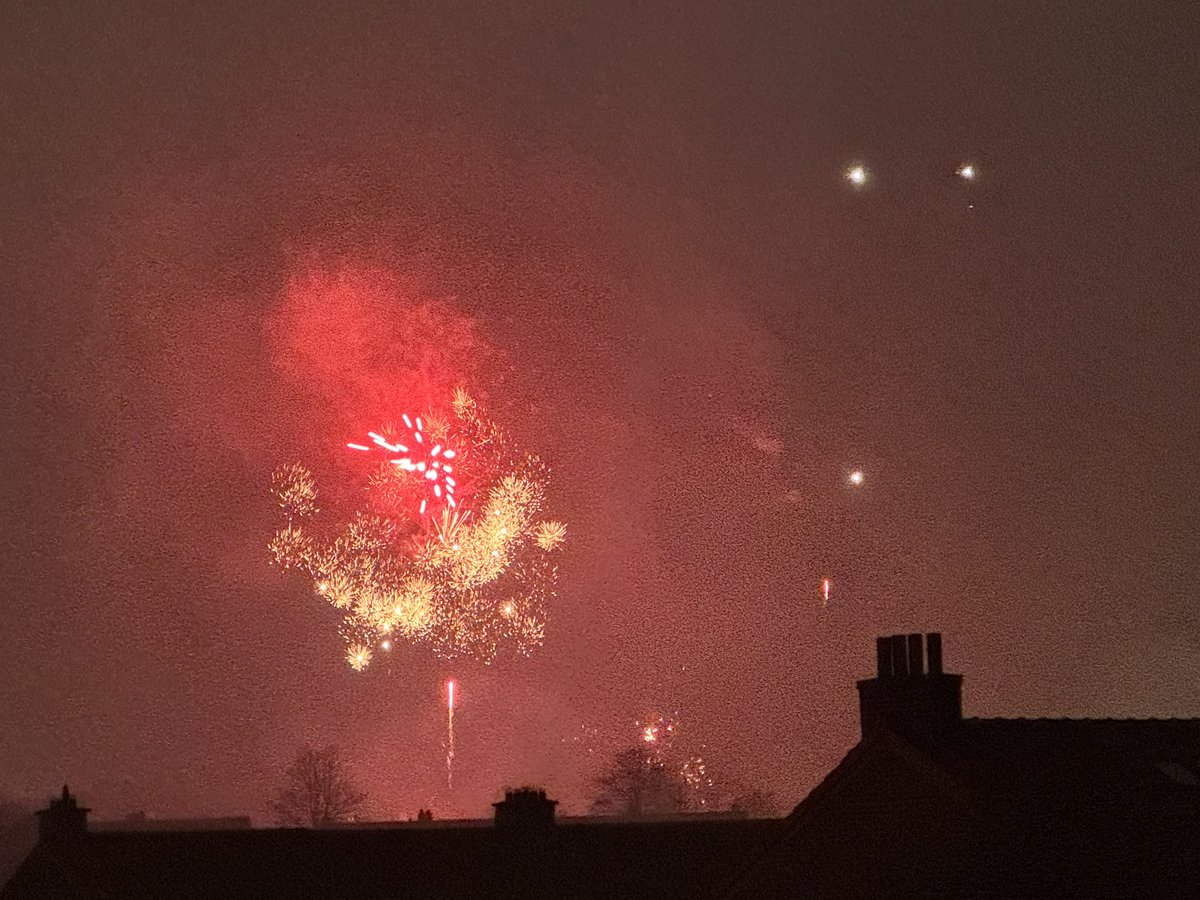rositacusters's tweet image. Hier in Geleen blijft het vuurwerk nog onverminderd doorgaan. Duizenden euro’s vliegen in de lucht.
