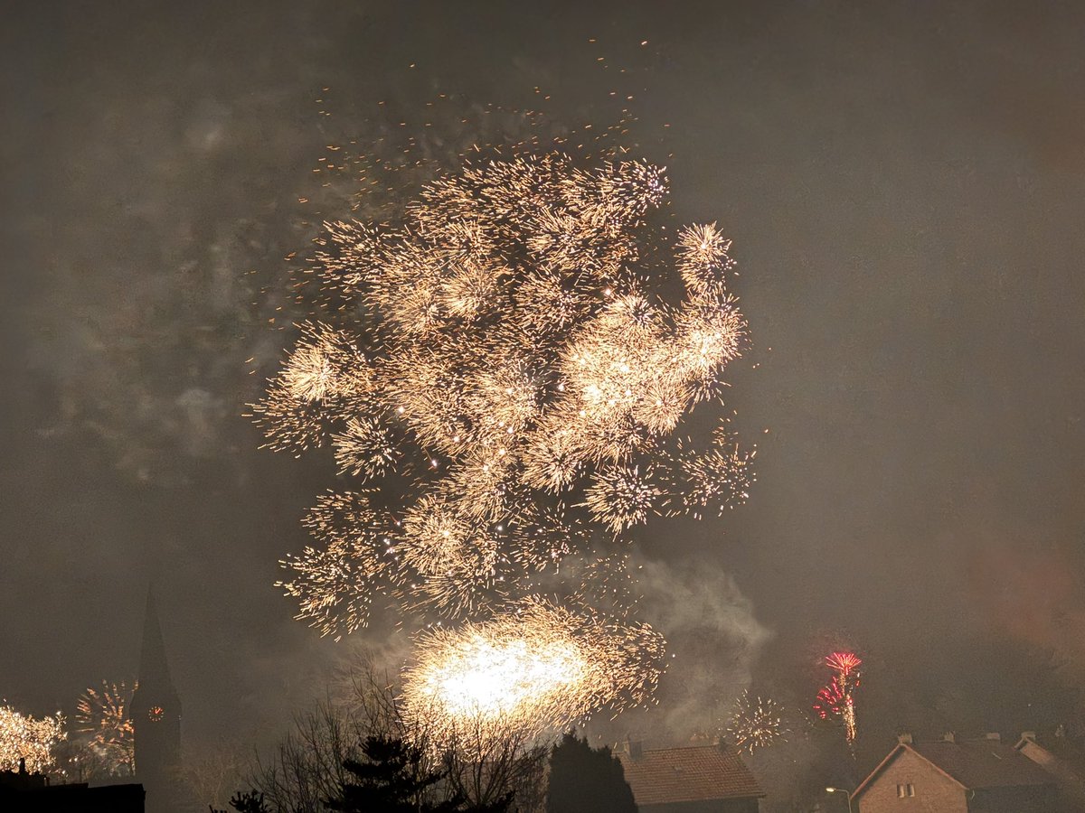 rositacusters's tweet image. Hier in Geleen blijft het vuurwerk nog onverminderd doorgaan. Duizenden euro’s vliegen in de lucht.