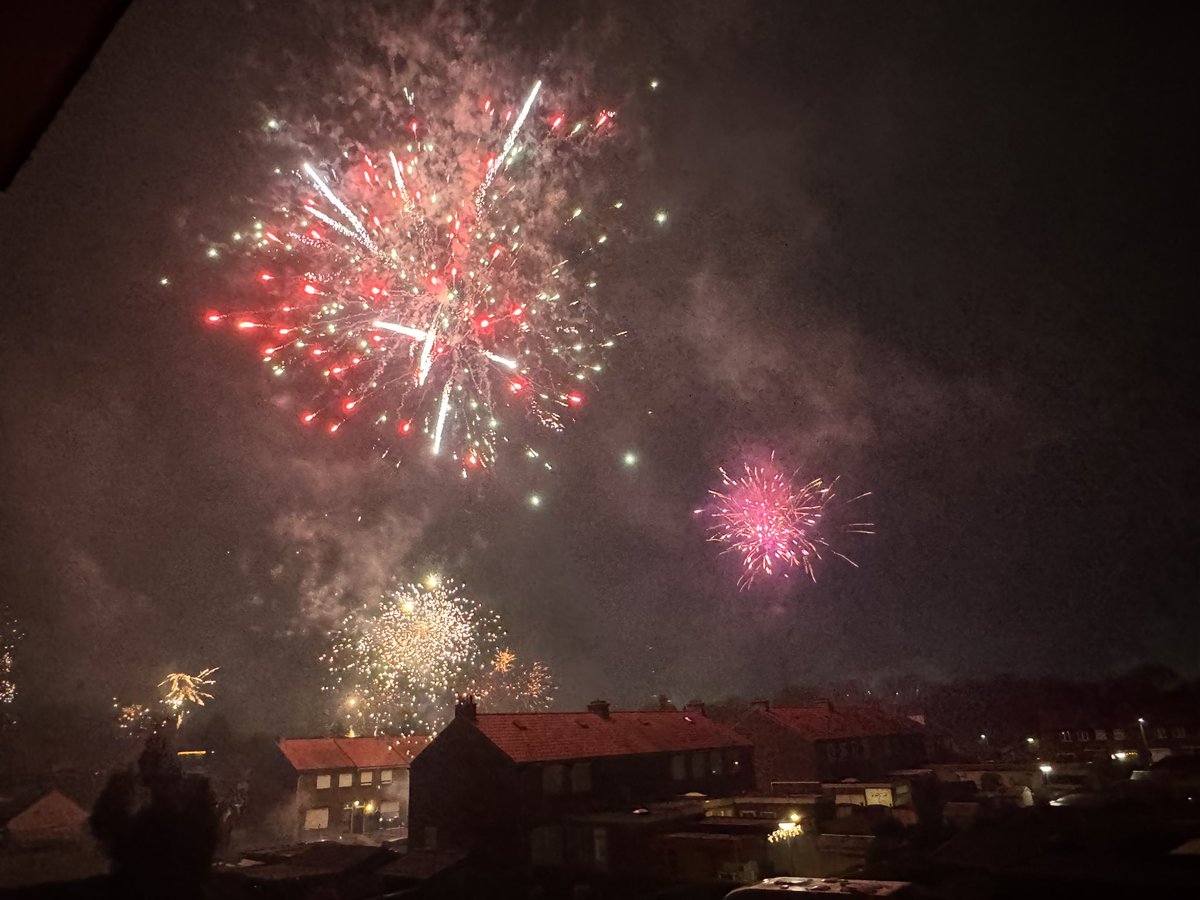 rositacusters's tweet image. Hier in Geleen blijft het vuurwerk nog onverminderd doorgaan. Duizenden euro’s vliegen in de lucht.