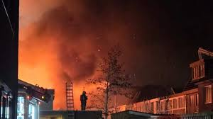 Grote uitslaande brand bij vuurwerkverkooppunt in Hillegom