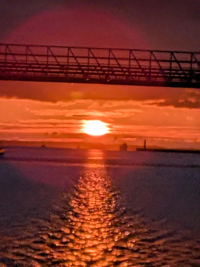 chakochan55's tweet photo. 今年も良い年になりますように〜🌄
＃初日の出
#コンビナート https://t.co/K6ejjwl4Qi