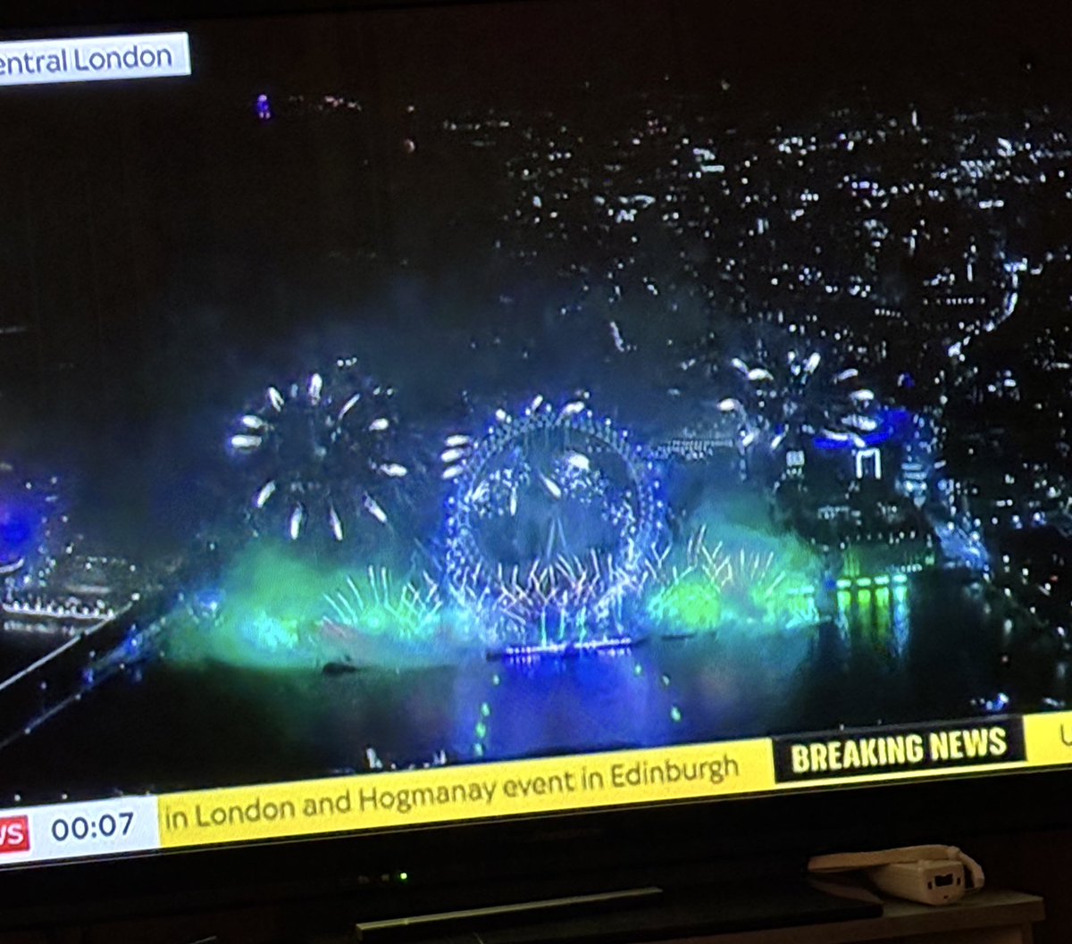 lnfourss's tweet image. omg the uk set off fluro green fireworks for lando and celebrating LN1!!! 🥹🥹🥹