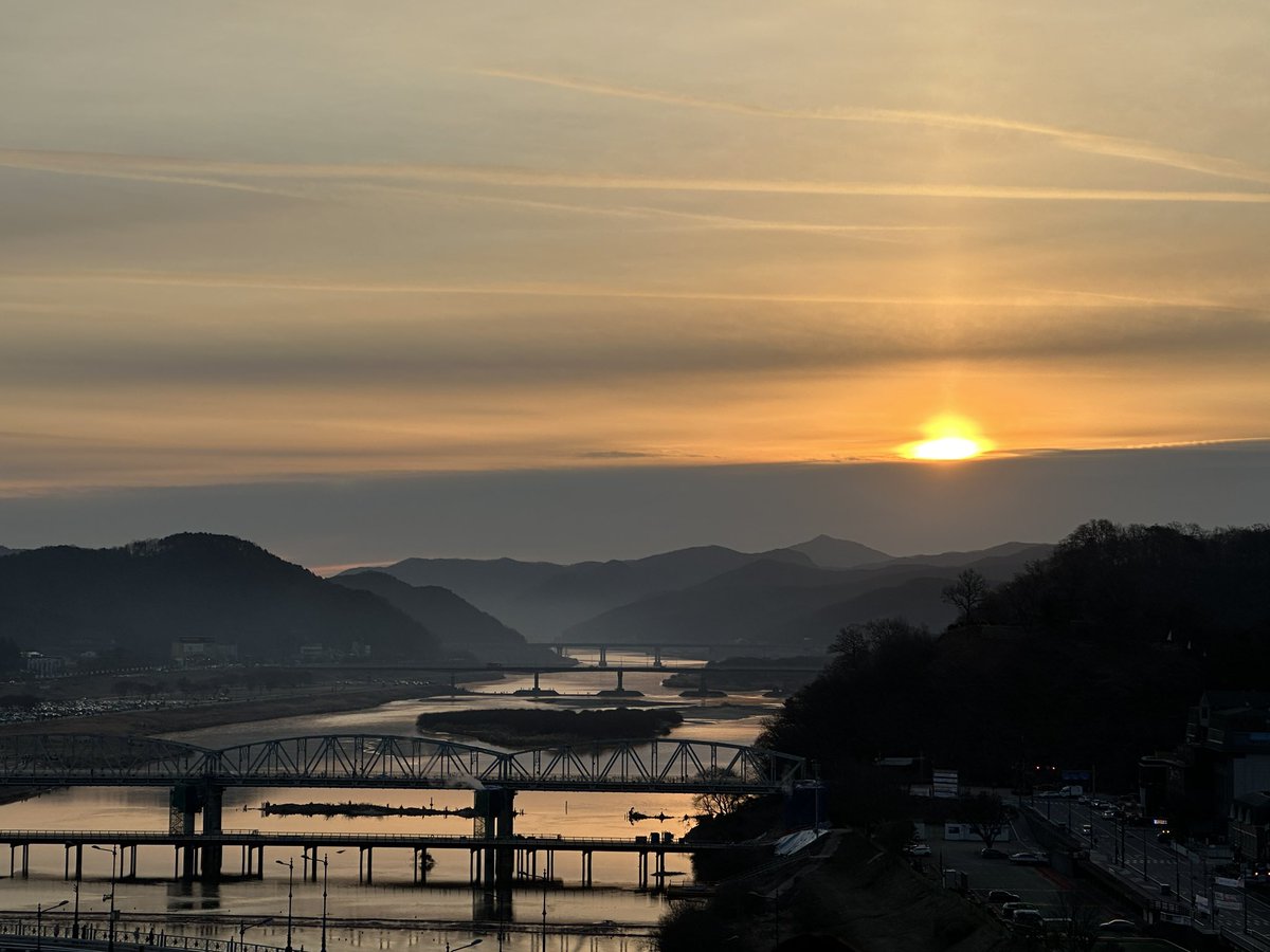 올해도 일출보러- 구름에 가려서 온전히 보진 못했지만 열심히 소원빌고 옴🙏
금쪽이같은 코코넛은 새해 첫곡으로 차마 언커를 듣지 못하고 다른 곡을 들었슴당,, 그래도 일출 보러 갈때 라센럽과 컬러미인+이슬이 조합으로