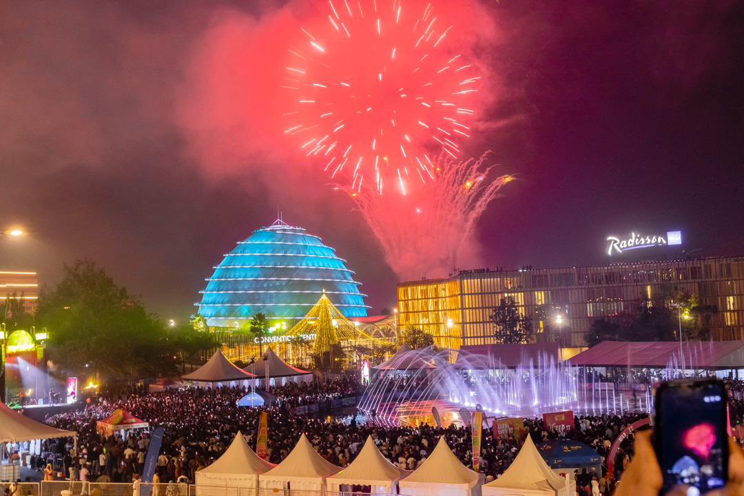 CityofKigali's tweet photo. 📸 A glimpse of how we welcomed the New Year in #KigaliYacu.

—————

Uku niko twinjiye mu mwaka mushya kuri KCC Roundabout. 

#KigaliCountdownFest https://t.co/zaVDBolvcS
