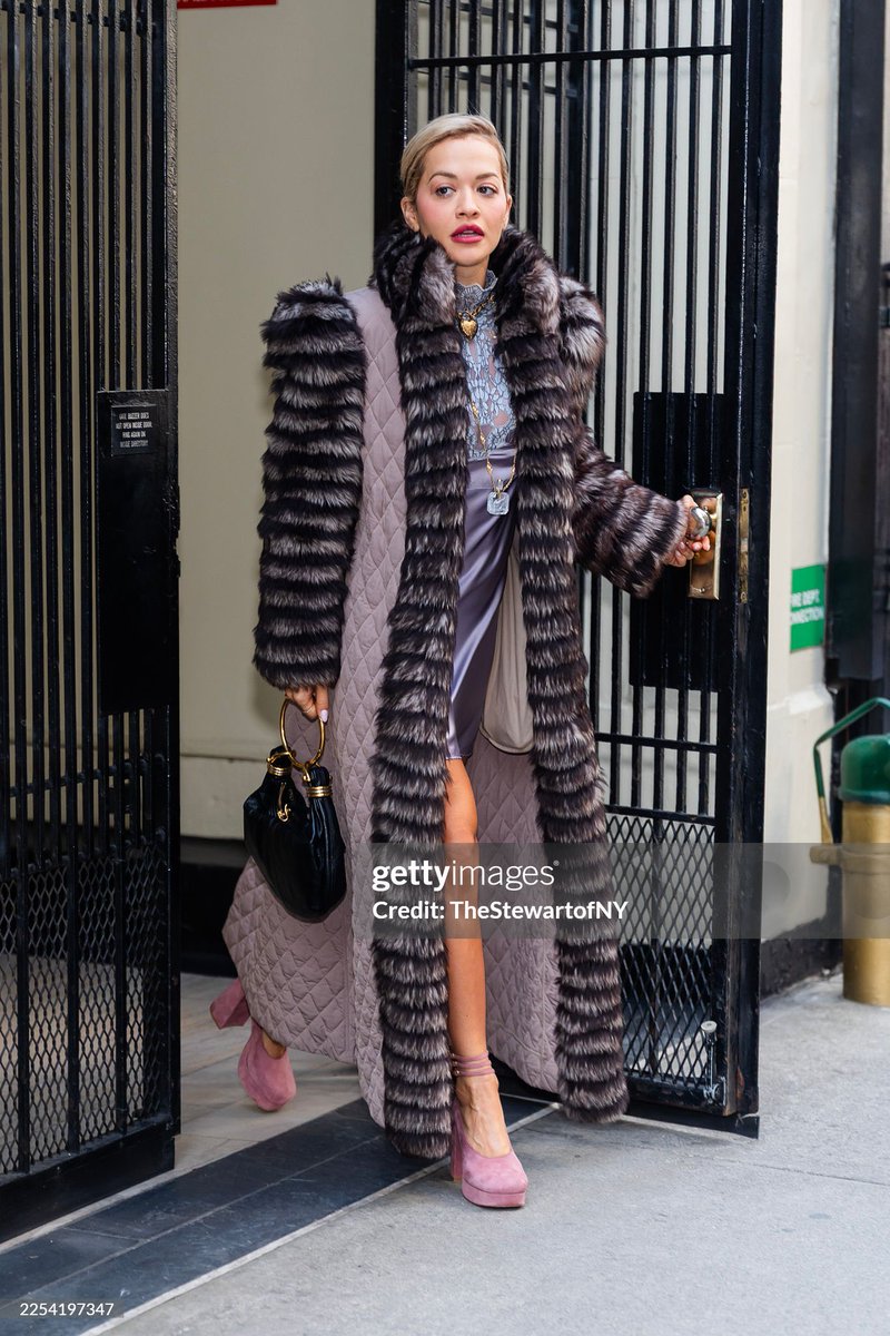LegendaryLade's tweet photo. Rita Ora in full Chloé FW25! The coat is luxurious!🔥🗽#CoatCheck https://t.co/7h60Q8qHgv