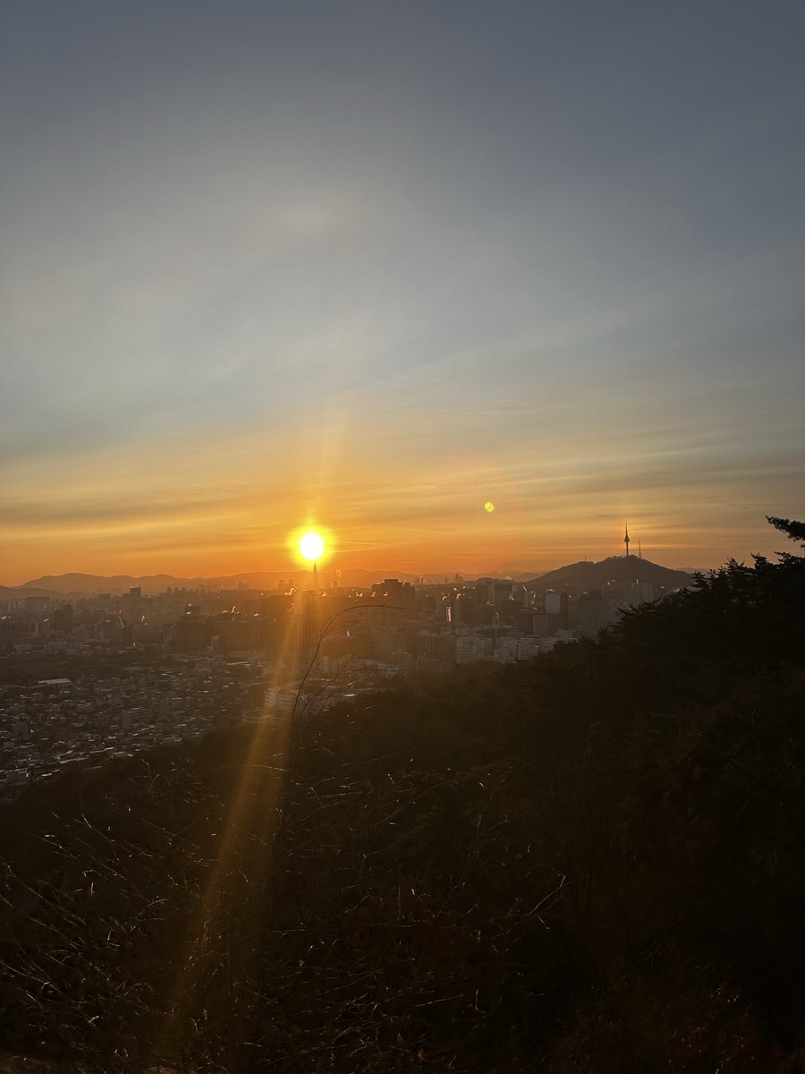 ijjeongij612's tweet photo. 2026년은 어제보다 좋을 꺼에요 그게 뭐든. 
새해 복 많이 받아요🤍🩶🤎🐴 https://t.co/Zo8e0jzQW9