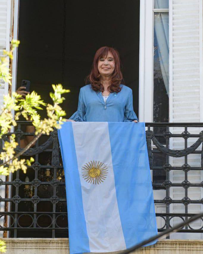 Por un 2026 con Cristina Libre y con el pueblo argentino feliz. Vamos a volver. ✌🏽

Feliz año nuevo, compañeros y compañeras. A seguir militando.