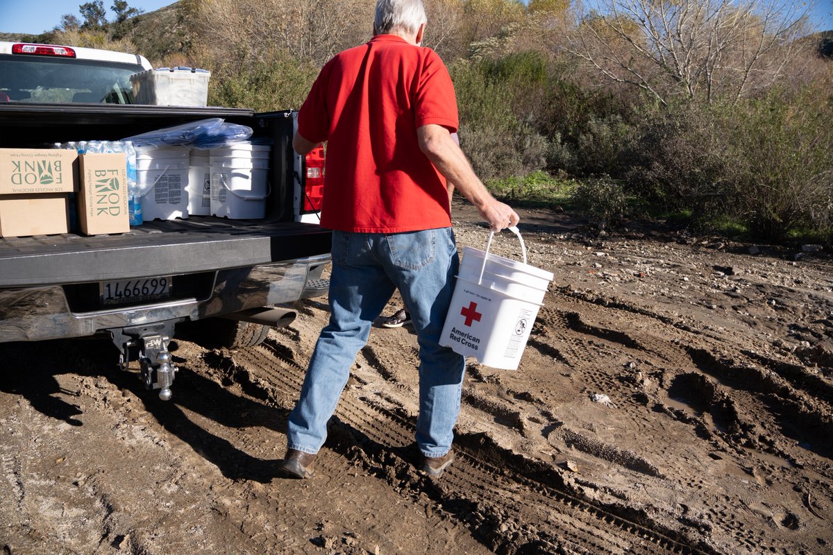 RedCrossLA's tweet image. While many celebrated the holidays, Red Cross volunteers worked to help communities hit by flooding from the atmospheric river. Another storm is coming—prepare now: redcross.org/get-help

Thanks @LAFoodBank &amp;amp; @LACity for MREs for clients. 

#FloodResponse #HopeInAction