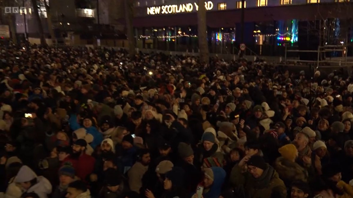 nobody did the auld lang syne linking hands thing...

wretched rats the world's dead man

#NewYear London Fireworks #LondonFireworks