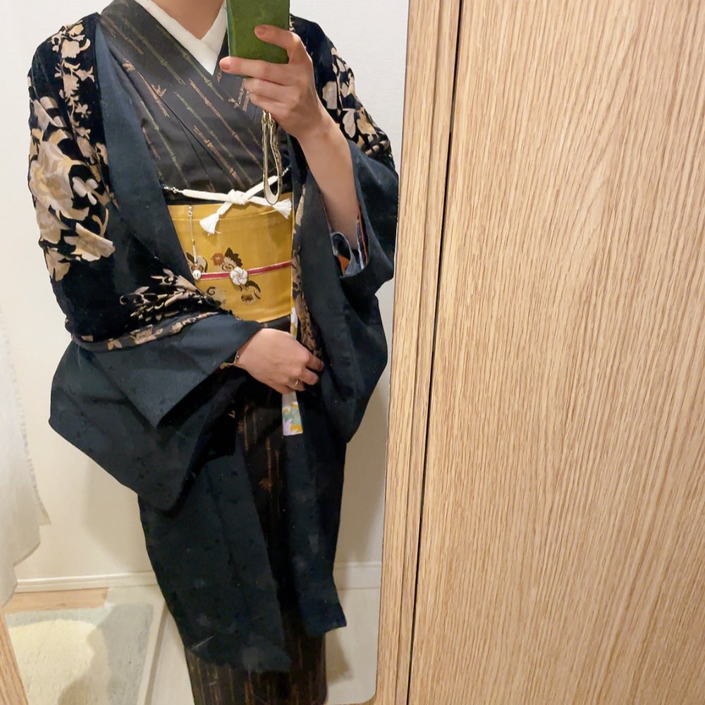 あけましておめでとうございます。本年もどうぞよろしくお願いします。お正月なので朝から着ています。竹柄の大島に干支の帯、帯留は梅で。