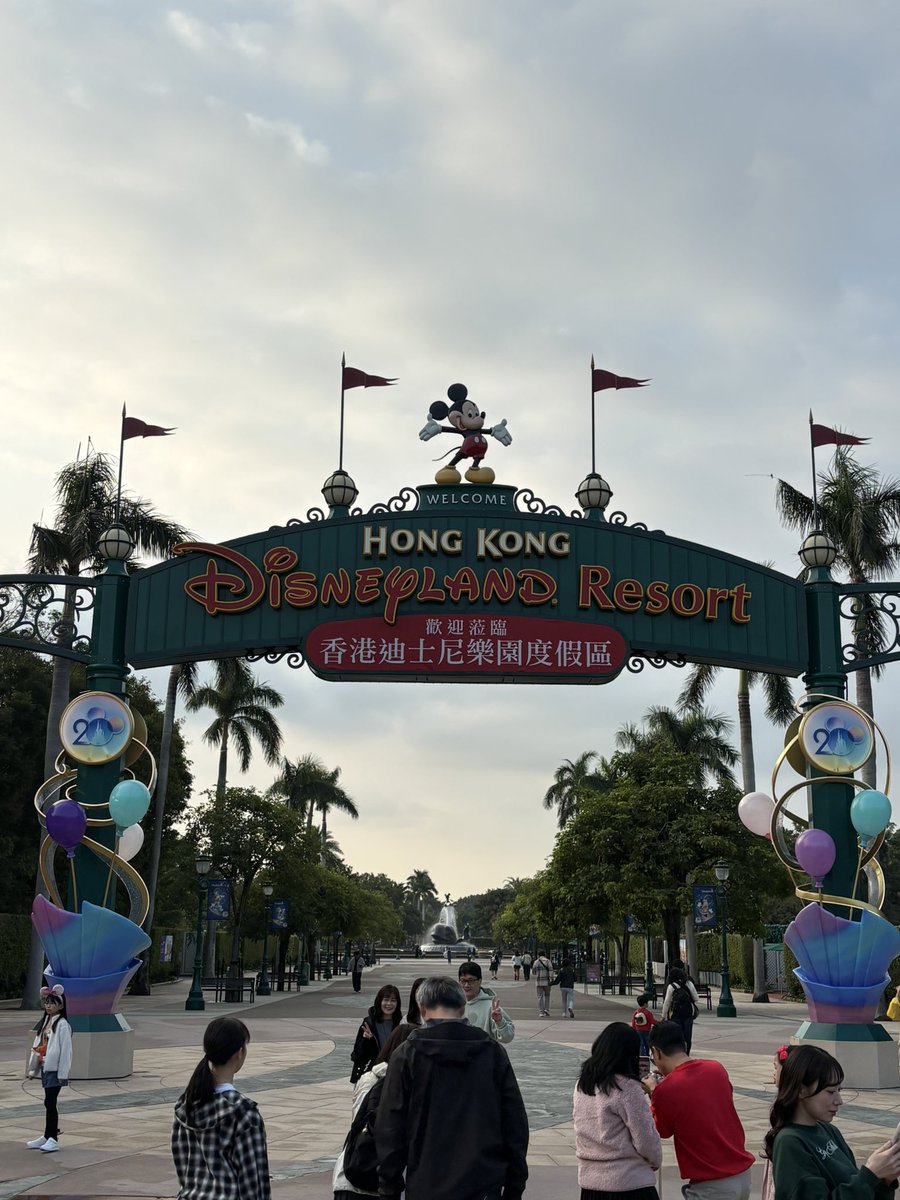 colmac97's tweet photo. Hello Hello Disneyland Hong Kong 🤘 https://t.co/6JIY75l32q