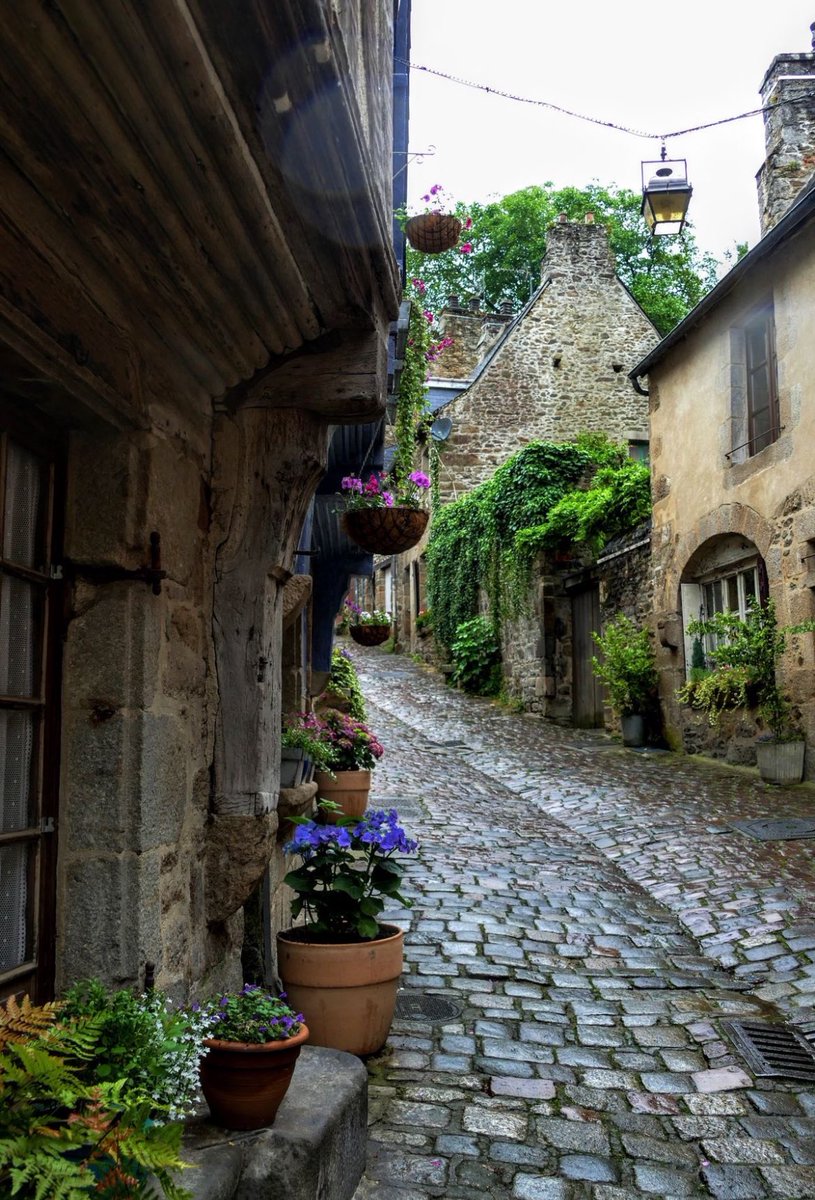 Dünya gurbetinde neyi aradığımı bilmiyorum Allah’ım
Dilerim ki, bulduğum her şey bana seni buldurur. 
#HappyNewYear2026