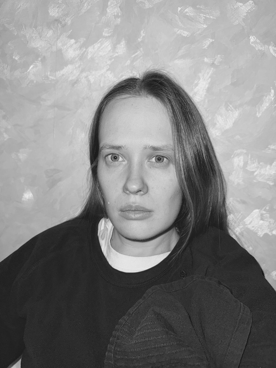 Максимально легитимный повод выложить плачущее чб селфи