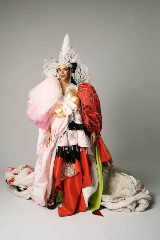 CarnavalCosas's tweet image. El Perro Andalu al principio del popurrí / El Perro Andalu después del popurrí