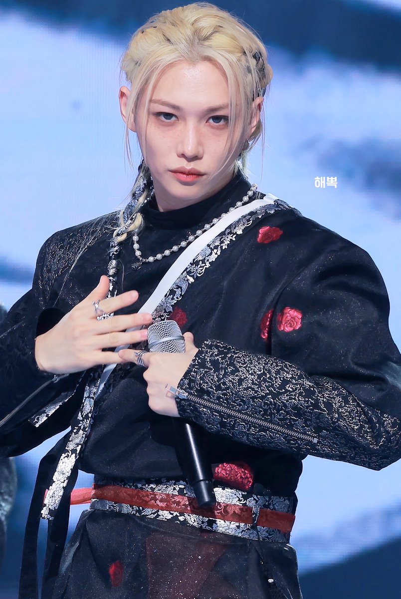 HAEBBOK915's tweet photo. 20251231  가요대제전

#straykids #felix #필릭스 
 #용복  #フィリックス https://t.co/t326sO0NFc