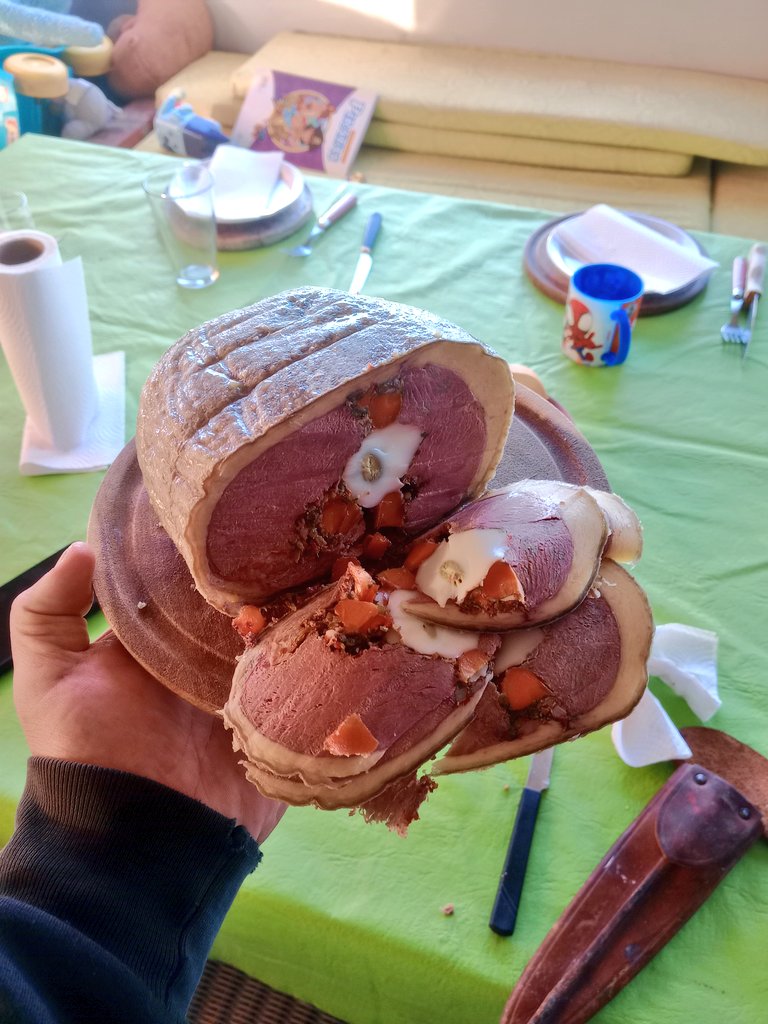 Año nuevo chubutense. Cordero al asador frente al mar de Camarones y arrollado de choique