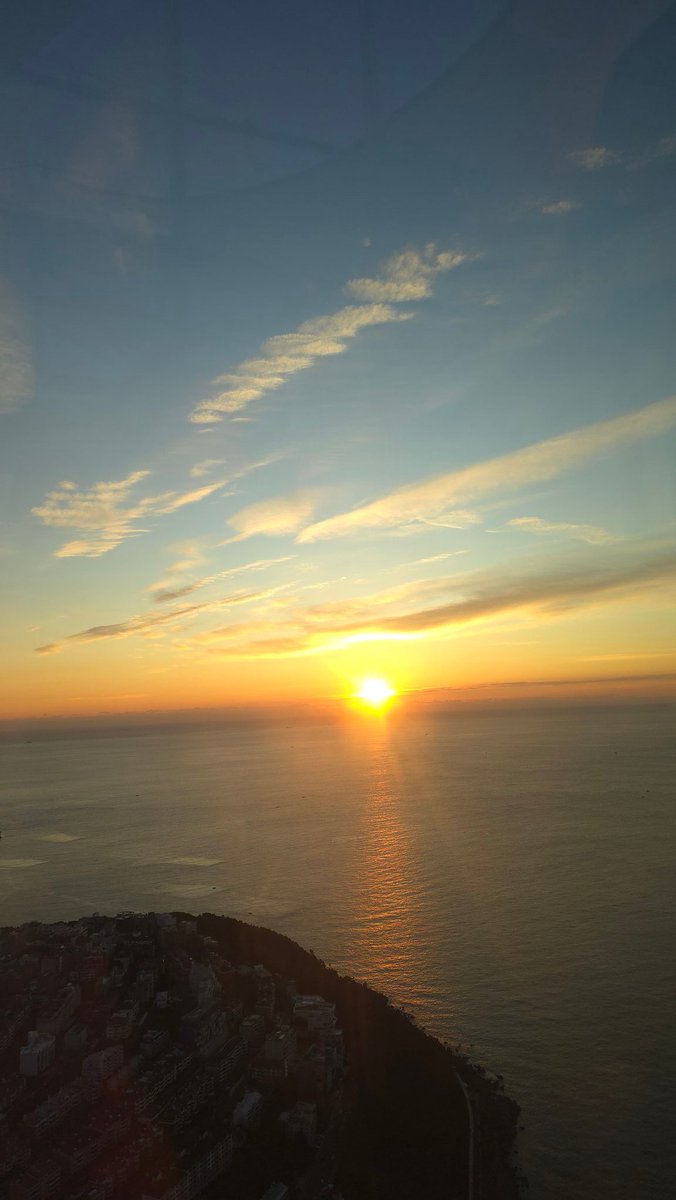 MyBestGroupBTS1's tweet image. 새해 복 많이 받으세요 🌅 
올해는 완벽하지 않아도
넘어지면 다시 일어나도 되고 
잠시 멈춰서 뒤도 돌아볼 수 있는 
여유로운 해이길 소망해봅니다
모두 건겅하시고 새해 복 많이 받으세요💜

#AlwaysWithBTS 
#방탄소년단 #BTS 
#BTSARMY 
@BTS_twt