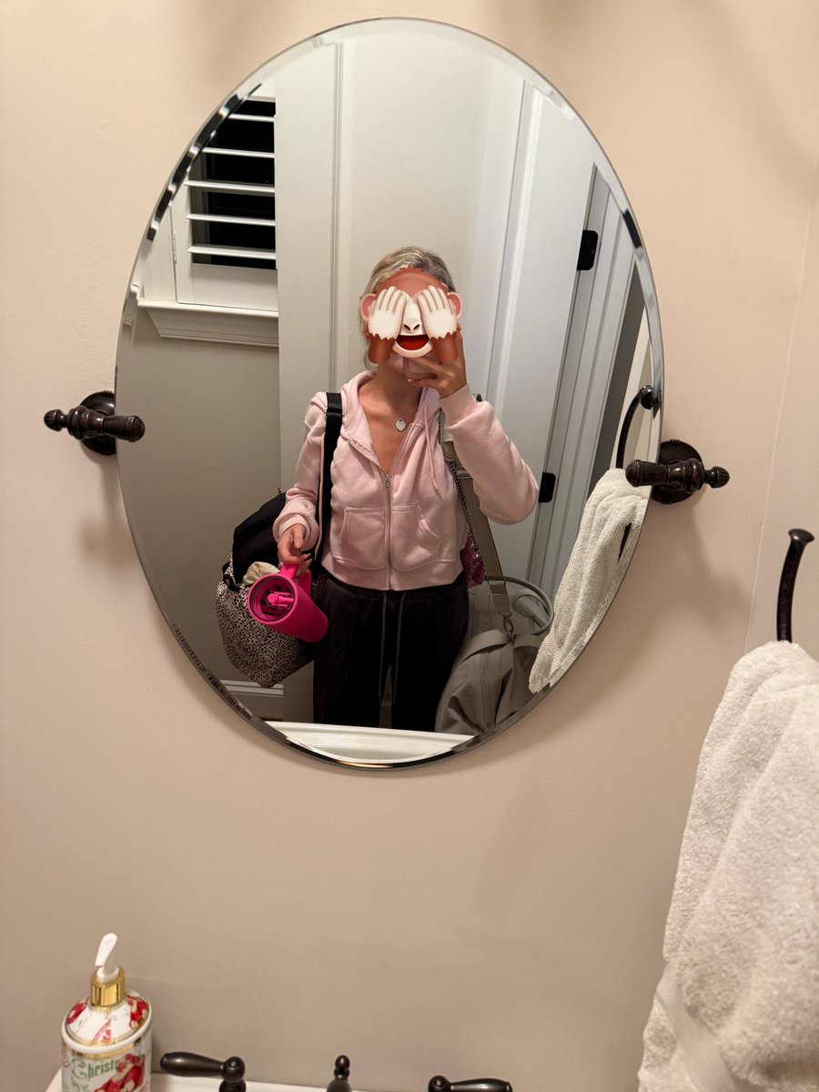 420penny69's tweet image. Y’all think I packed enough ti get ready at my friend’s house tn🤪🤪🤪 #prepared #neededoutfitoptions