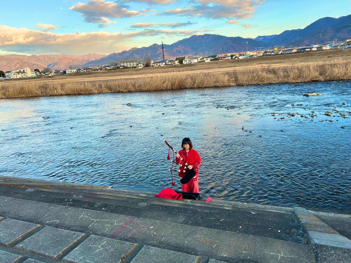 新春記念🔥全てのいきものの健康と幸せ、そして平和に祈りを込めて、

新春BAGPIPEを新宿中央公園のナイアガラ広場で今日13時30からやります🔥
お近くの方タイミングあえばぜひ🔥初めてのインスタライブにも挑戦するぞ🔥
武道館のチケットも持っていきます🔥
よろしくお願いします🔥