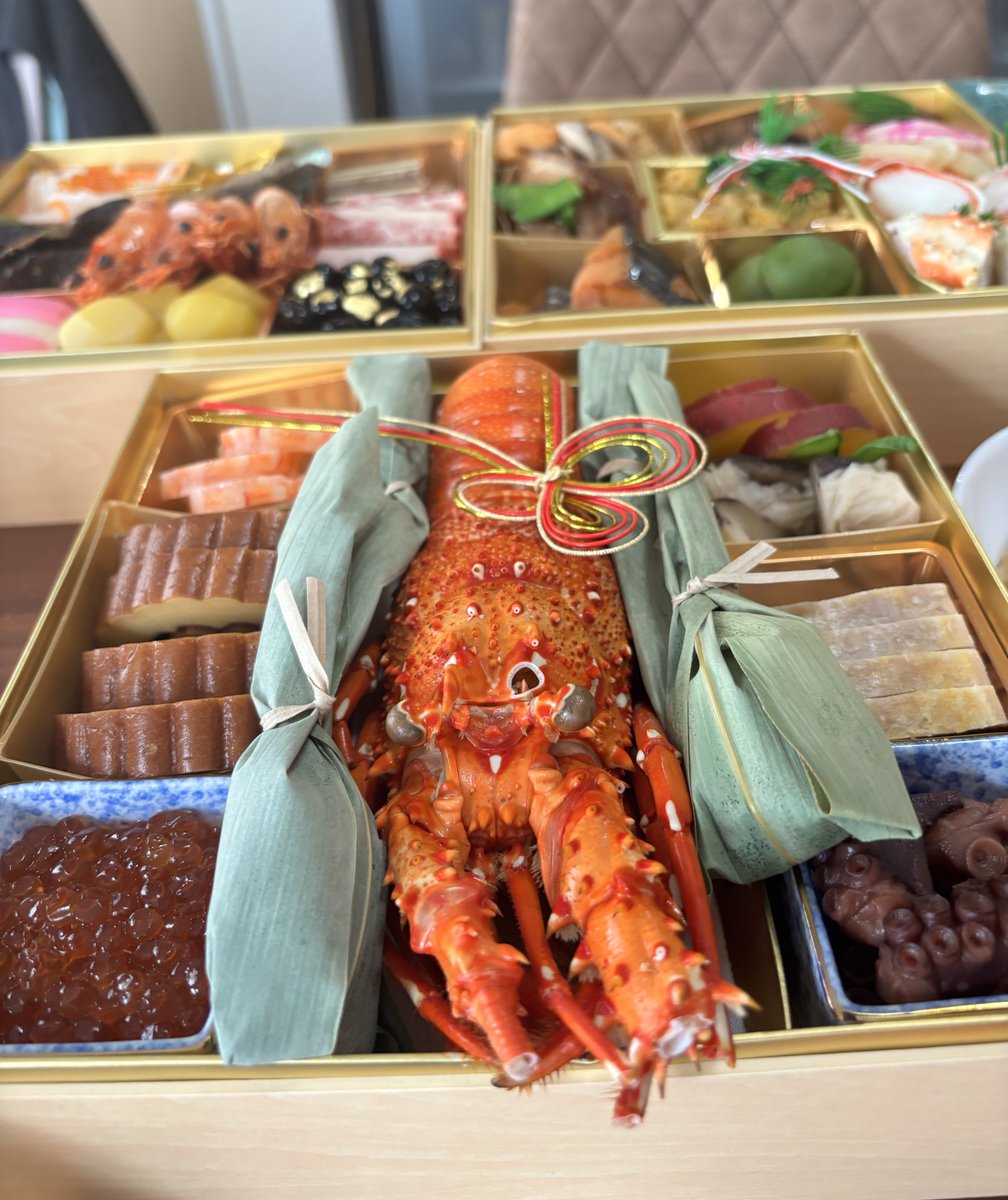 volume04's tweet image. 今年の正月は東京でっす
さっき実家に電話したら送ったおせち喜んでたけどいつものオードブルやら何やらと寿司食べるって言ってて…クッ！
今年のおせちはトリトンの！
毎年すぐ売り切れちゃうから嬉しい✨

#トリトンのお節