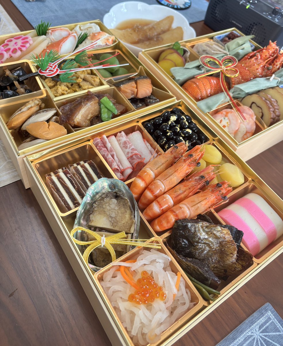 volume04's tweet image. 今年の正月は東京でっす
さっき実家に電話したら送ったおせち喜んでたけどいつものオードブルやら何やらと寿司食べるって言ってて…クッ！
今年のおせちはトリトンの！
毎年すぐ売り切れちゃうから嬉しい✨

#トリトンのお節