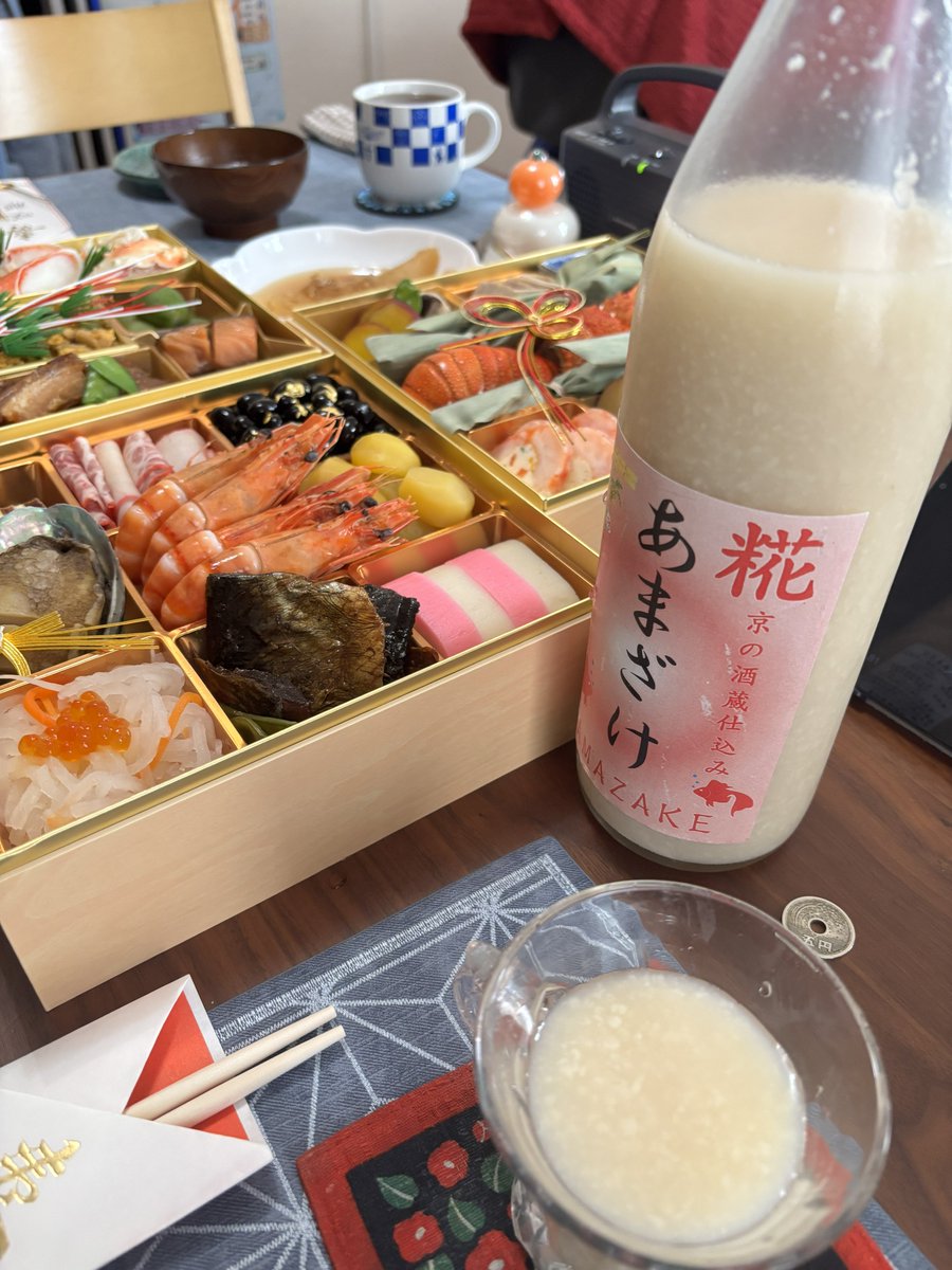 volume04's tweet image. 今年の正月は東京でっす
さっき実家に電話したら送ったおせち喜んでたけどいつものオードブルやら何やらと寿司食べるって言ってて…クッ！
今年のおせちはトリトンの！
毎年すぐ売り切れちゃうから嬉しい✨

#トリトンのお節