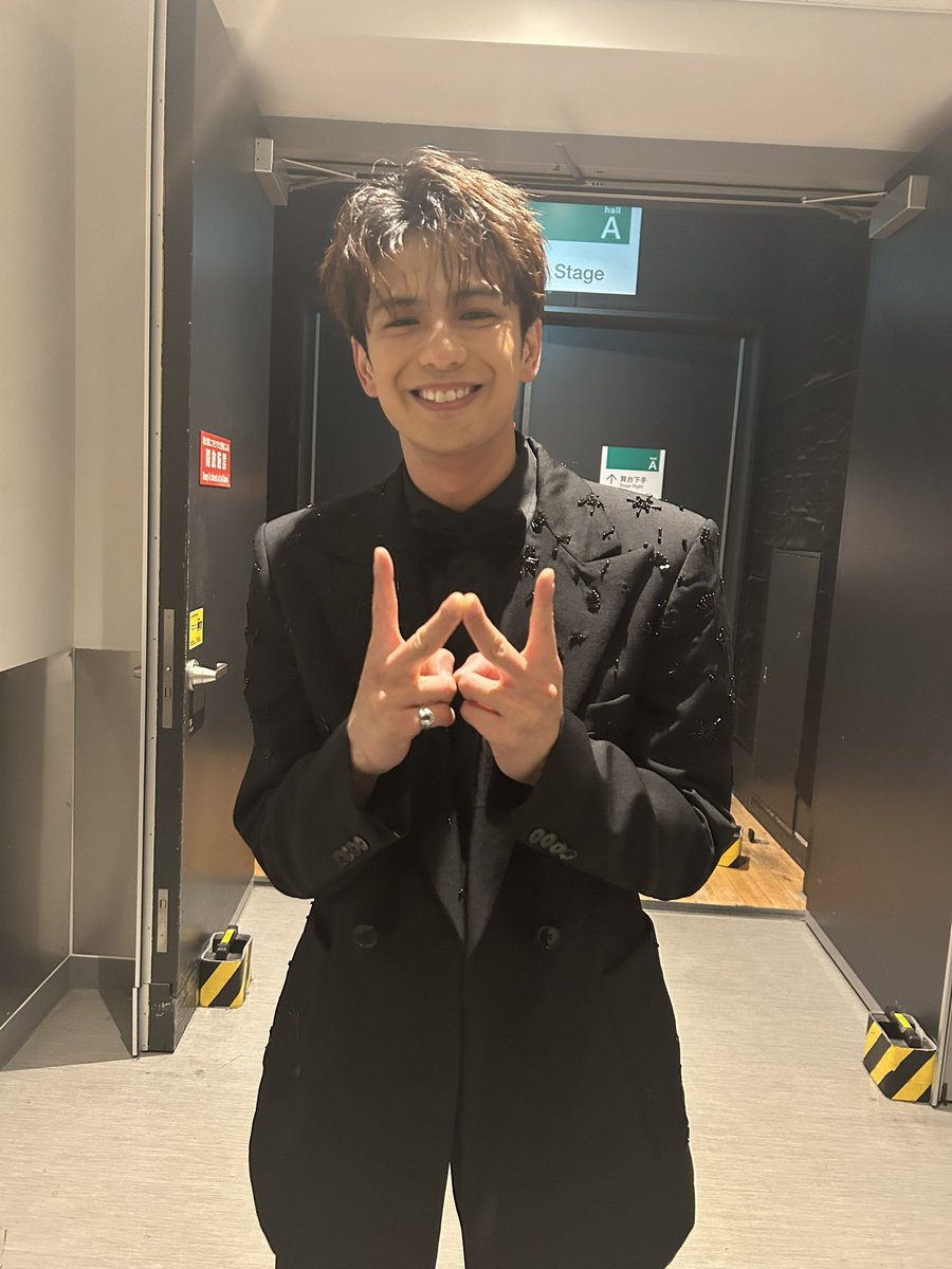 staff_win's tweet photo. 明けましておめでとうございます🎍

2025年はたくさん森崎ウィンを応援してくださり、また見守ってくださりありがとうございました。
2026年も様々な森崎ウィンを届けていきたいと思います。皆様どうぞよろしくお願いいたします。

#森崎ウィン
#MORISAKIWIN https://t.co/PwYHP4wy63